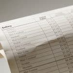 Document papier affichant tableaux salaires verticalement positionne.