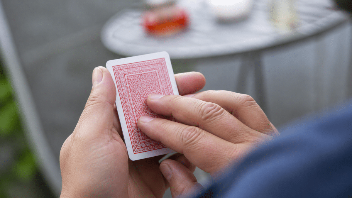 Doigts pointant les quatre nombres au dos d'une carte.