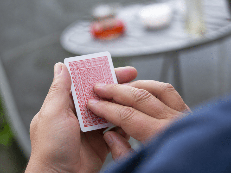 Doigts pointant les quatre nombres au dos d'une carte.