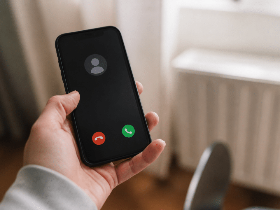 Ecran de telephone affichant un numero inconnu en gros plan.