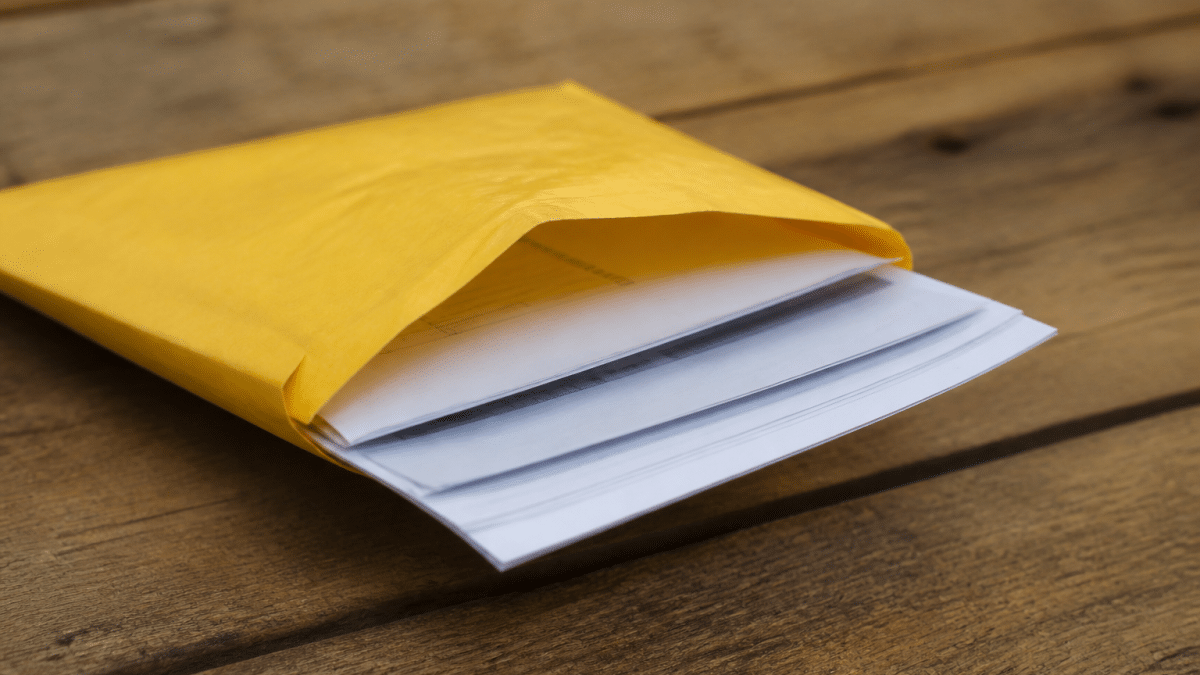 Enveloppe postale jaune ouverte contenant documents bancaires papier.
