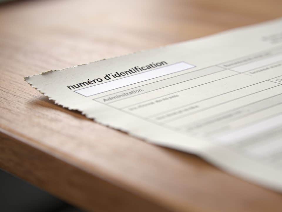 Formulaire administratif avec numéro identification sur bureau