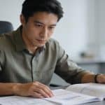 Homme consultant document financier a son bureau