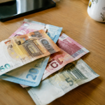 Billets en euros disposes sur un bureau en bois