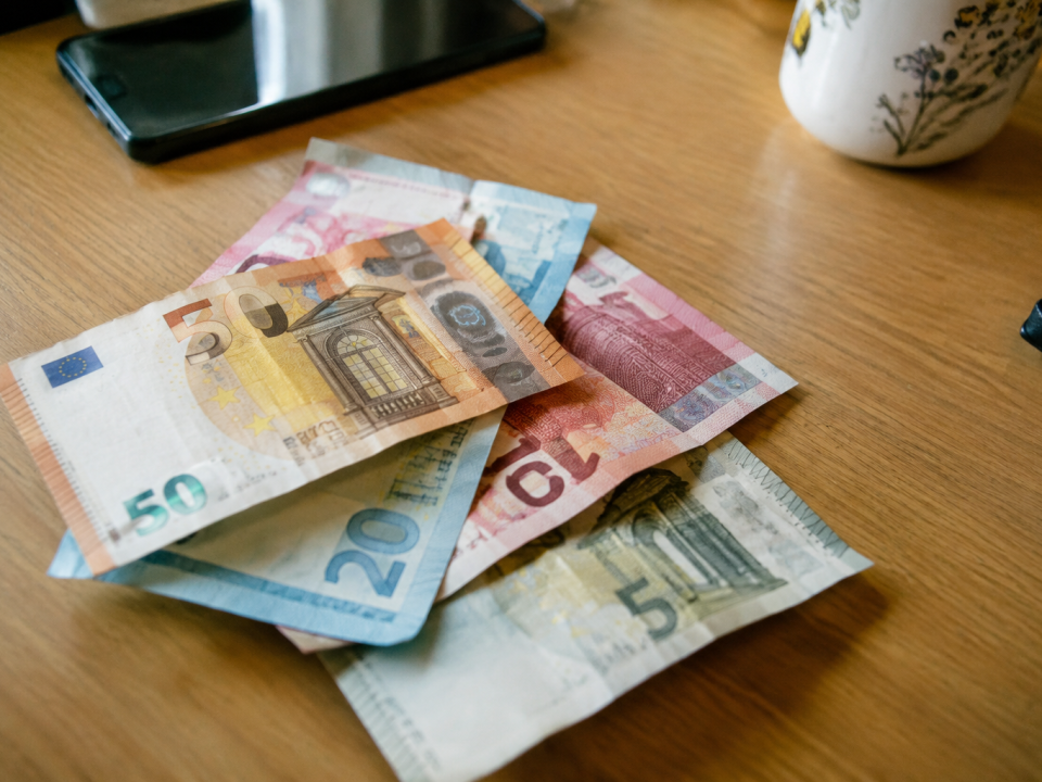 Billets en euros disposes sur un bureau en bois