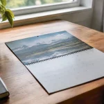 Calendrier mural ouvert posé sur un bureau en bois