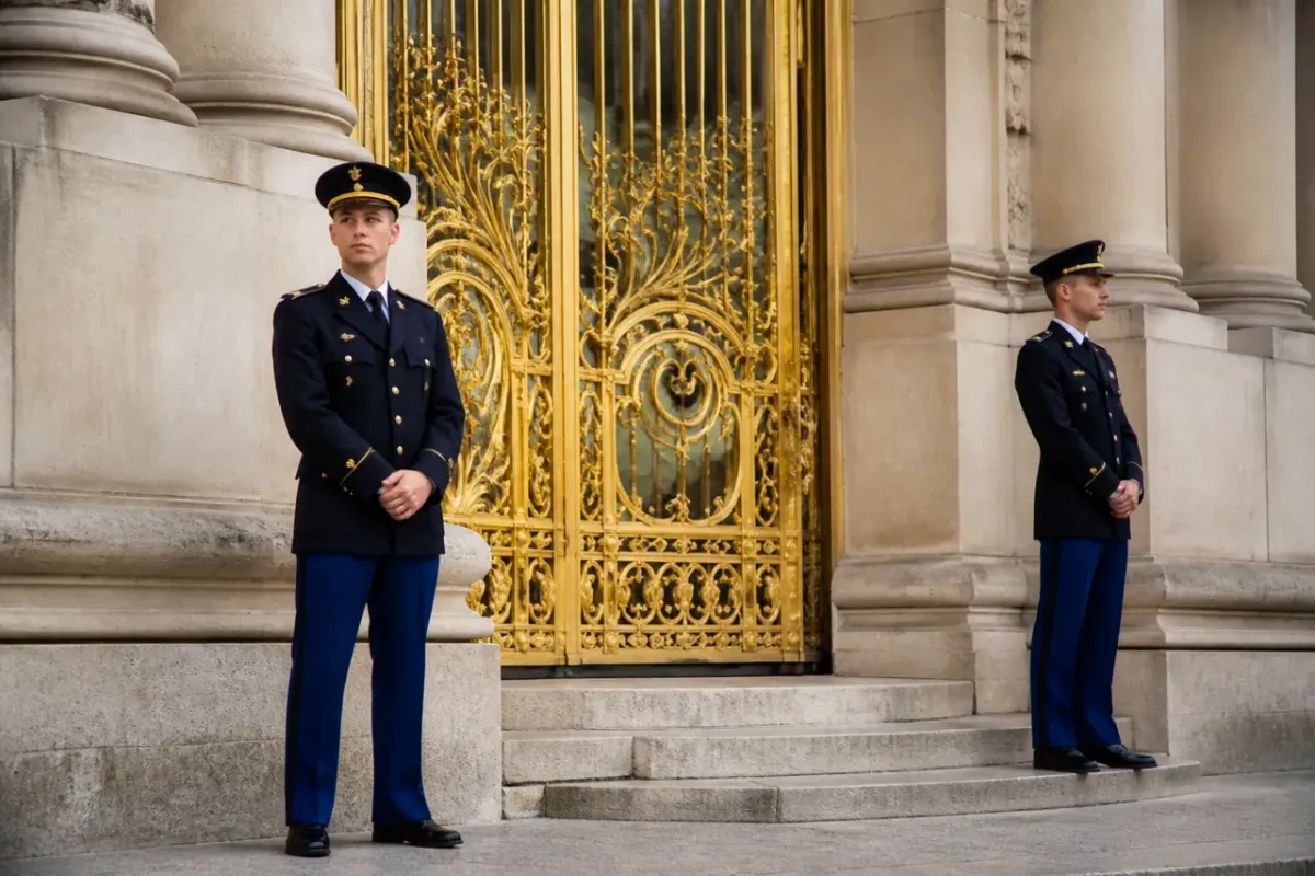 Facade doree du palais avec gardes en uniforme
