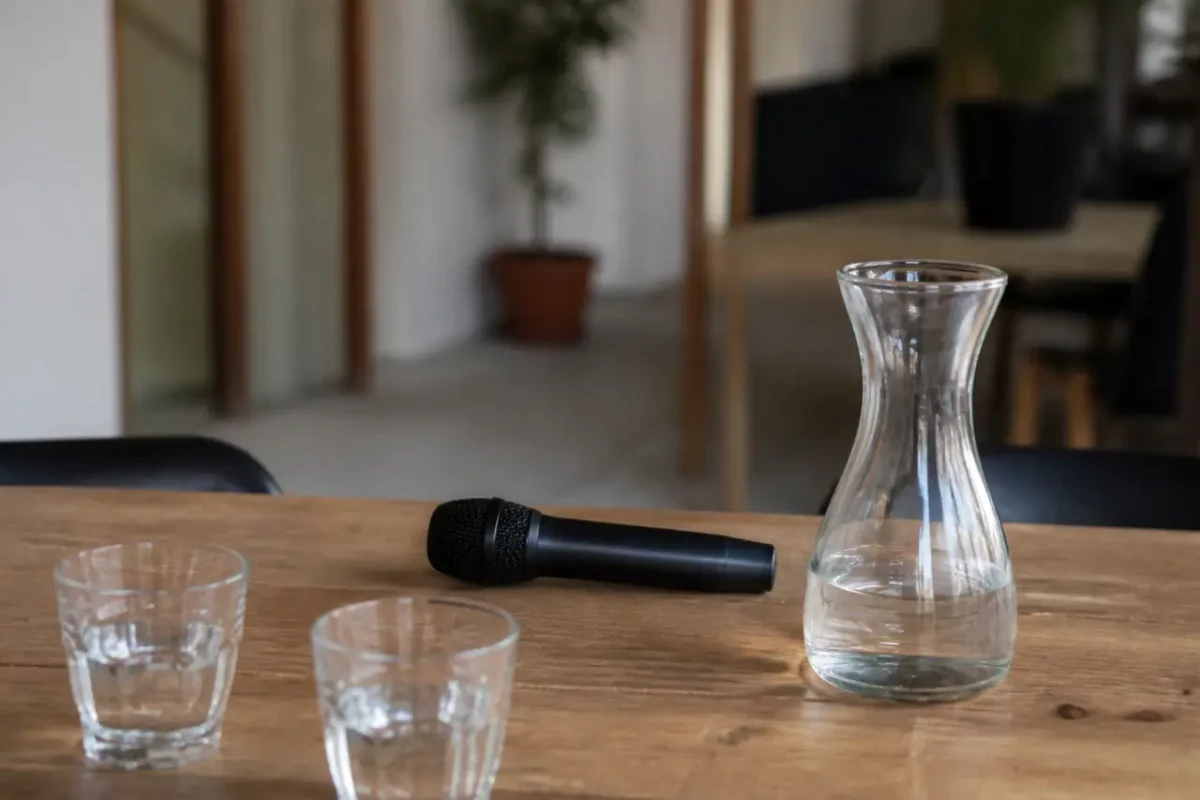 Table en bois avec micro noir et carafe